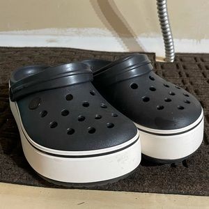 Black Crocs Men’s 3, Women’s 5